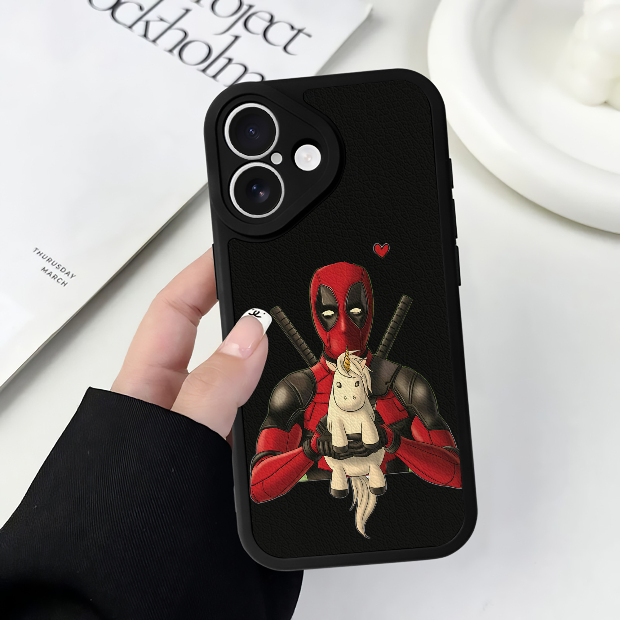 （画像用） Deadpool デッドプール 【iPhone 16シリーズ対応】シリコンスマホケース（レザー調） 材質：シリコン